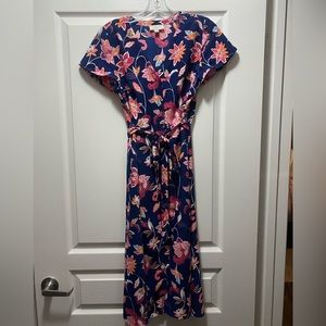 LOFT Women’s Midi buttoned wrap dress. Size: 0, Color: navy/pink flower pattern